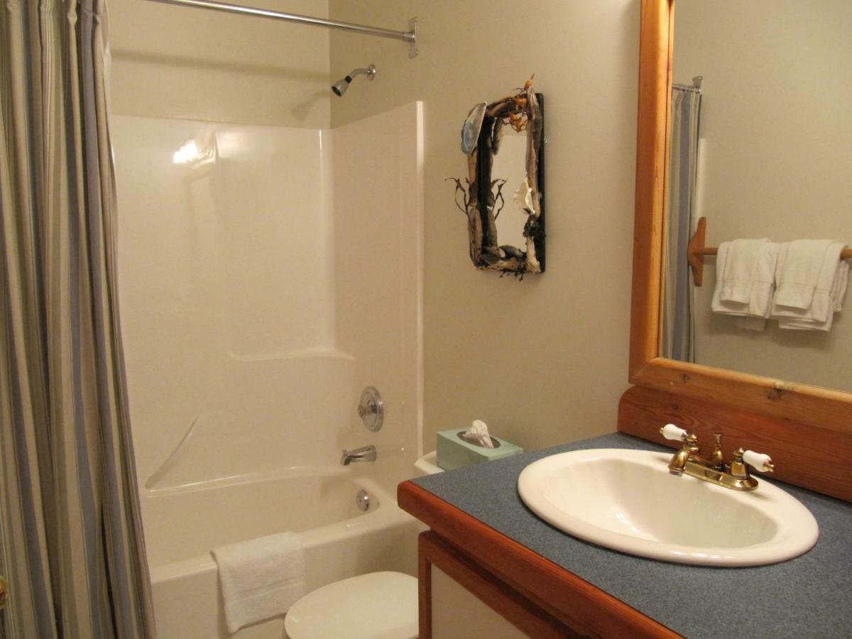 Arbutus Cove 3* Metchosin